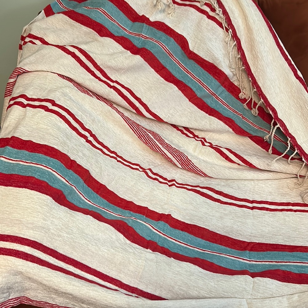 Lightweight queen sized chenille throw blanket